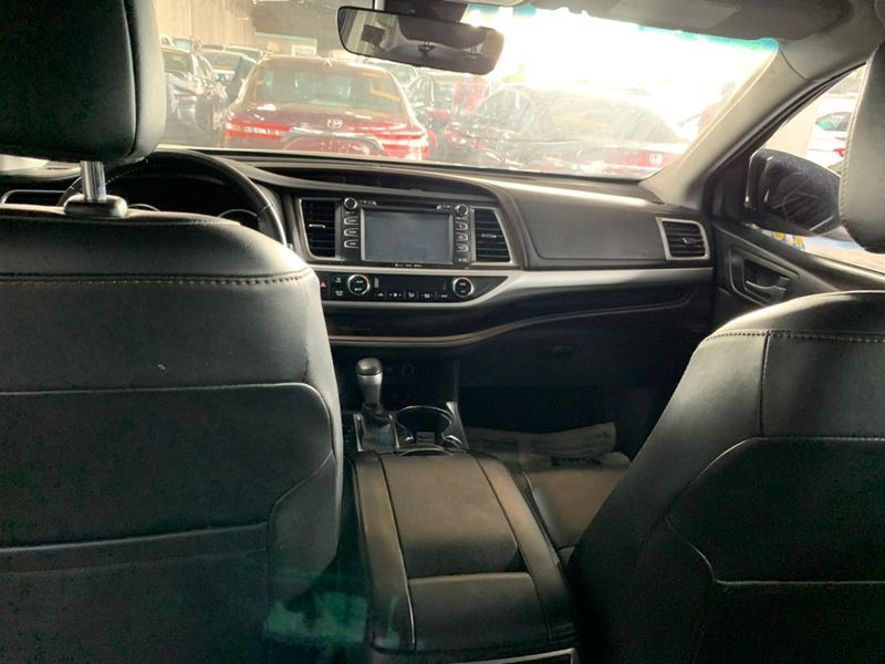 Thumbnail 2 of 2018 TOYOTA Highlander XLE